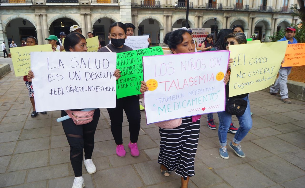 Protesta  frente al Palacio de Gobierno en Oaxaca por escasez de medicamentos oncológicos en Hospital de la Niñez