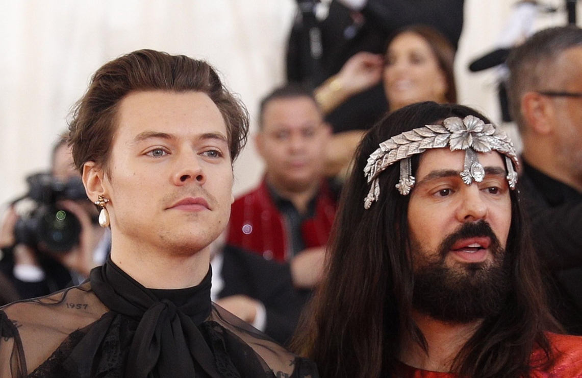 Harry Styles y Gucci son señalados por publicidad similar a Balenciaga