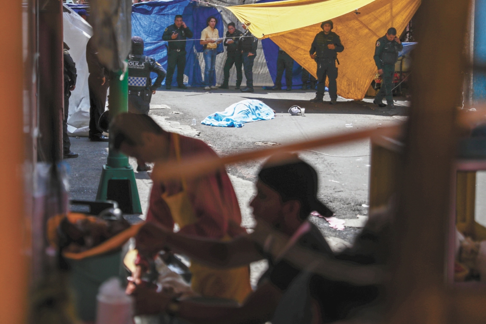 Balean y matan a dos en tianguis de Tepito 