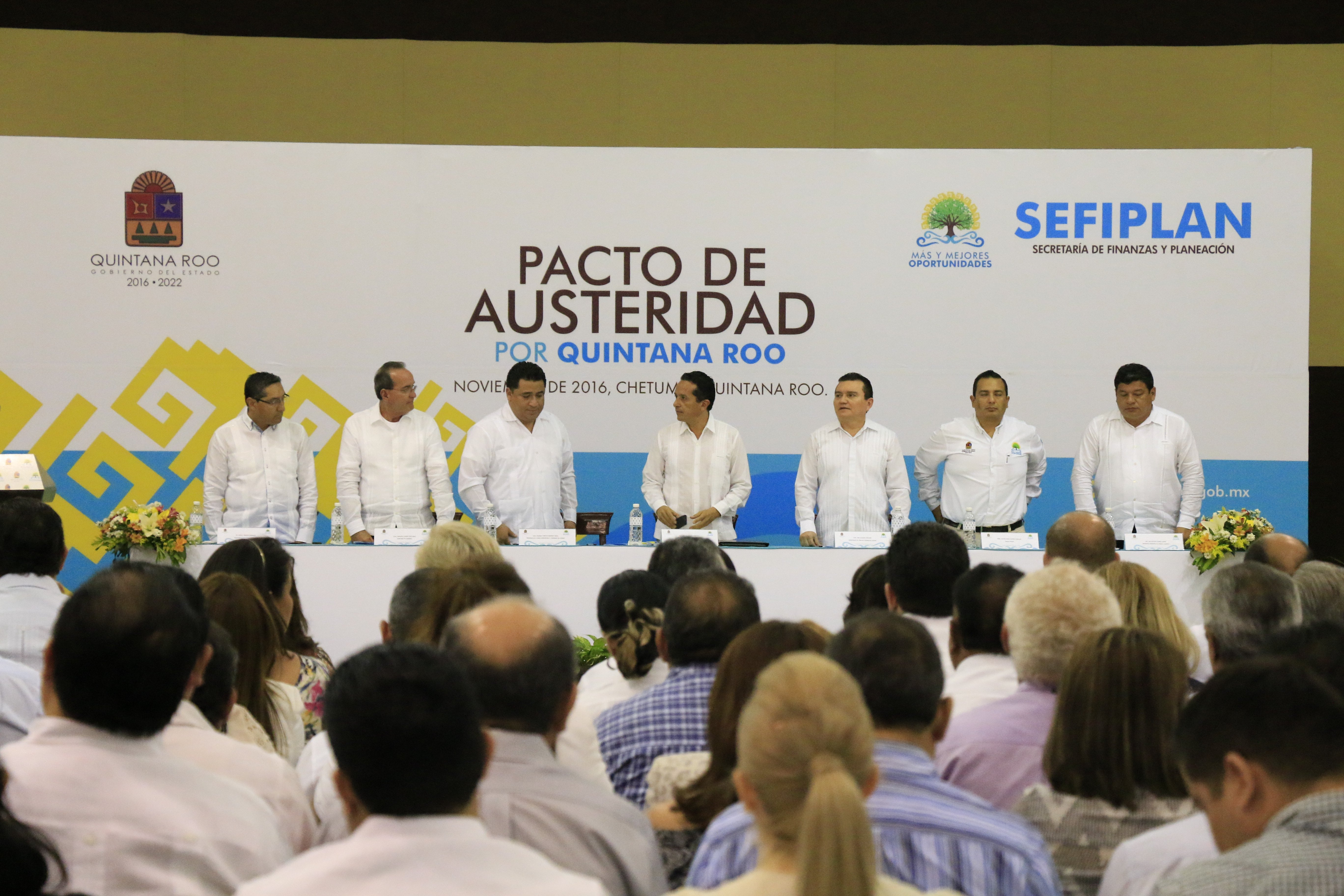 Firman pacto de austeridad en Quintana Roo