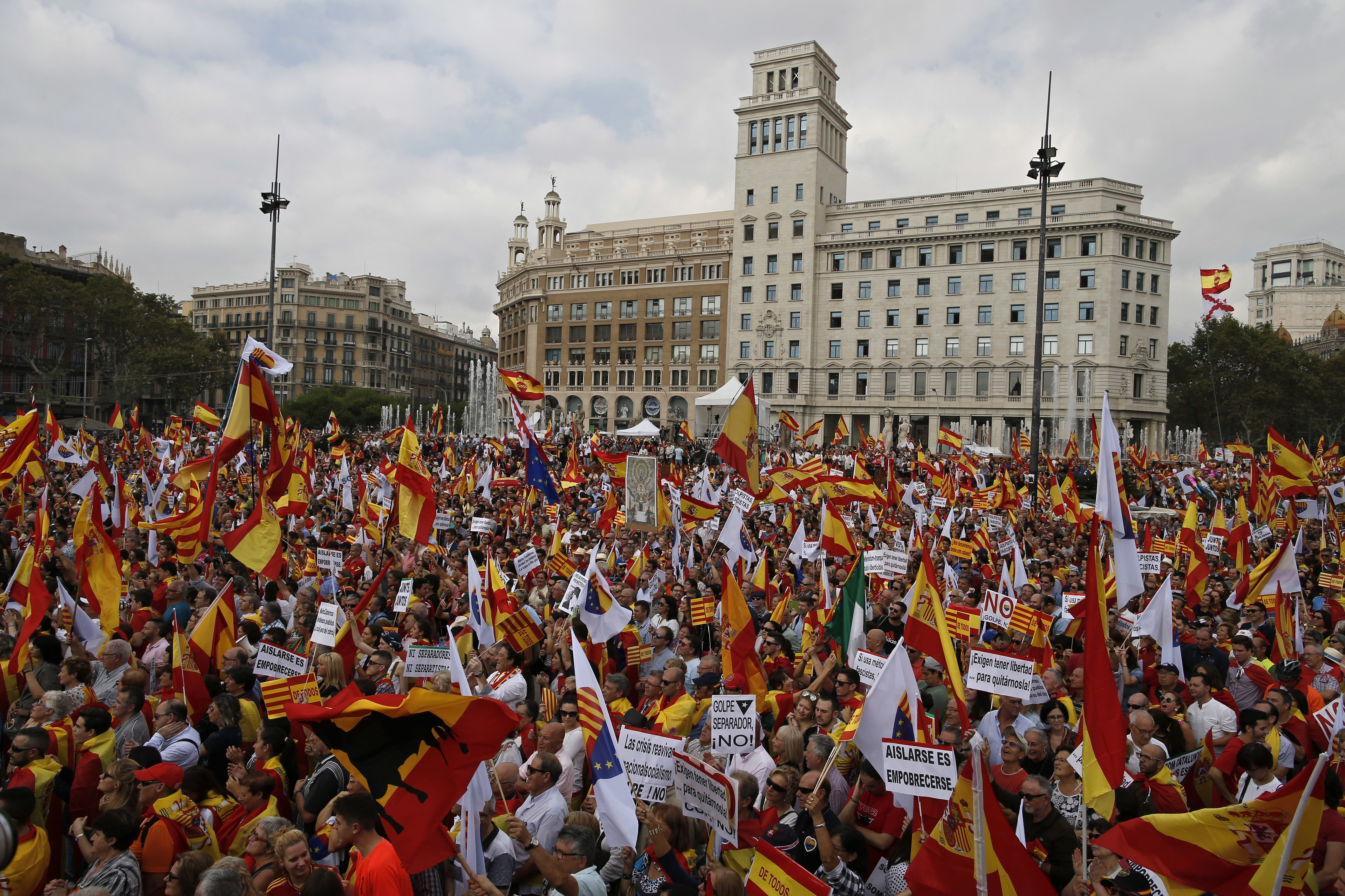 España celebra fiesta nacional en medio de la crisis por Cataluña