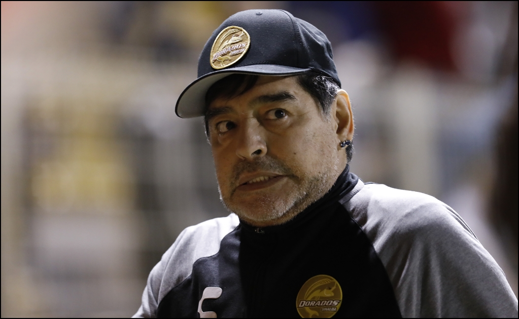 Maradona "se queda dormido" en conferencia de prensa