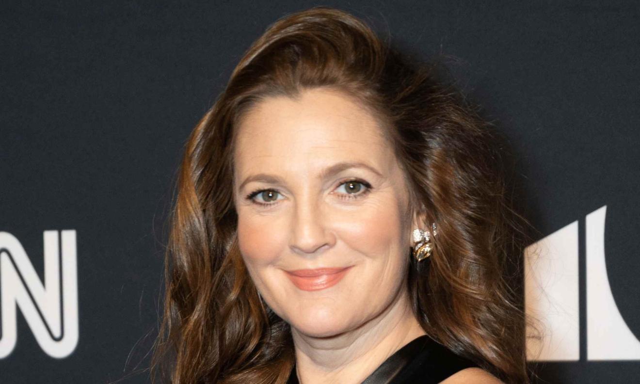 Drew Barrymore responde a Hugh Grant por comparar su voz con los perros que ladran