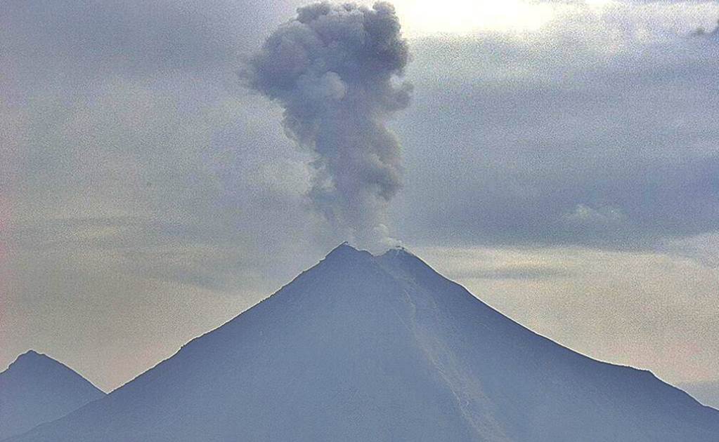 Volcán de Colima emite exhalaciones continuas 