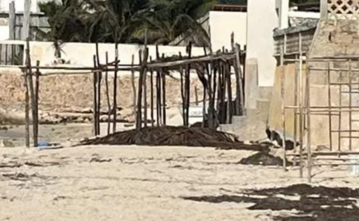 Extranjera intenta adueñarse de playa en Yucatán; colocó maderas para impedir el paso de bañistas