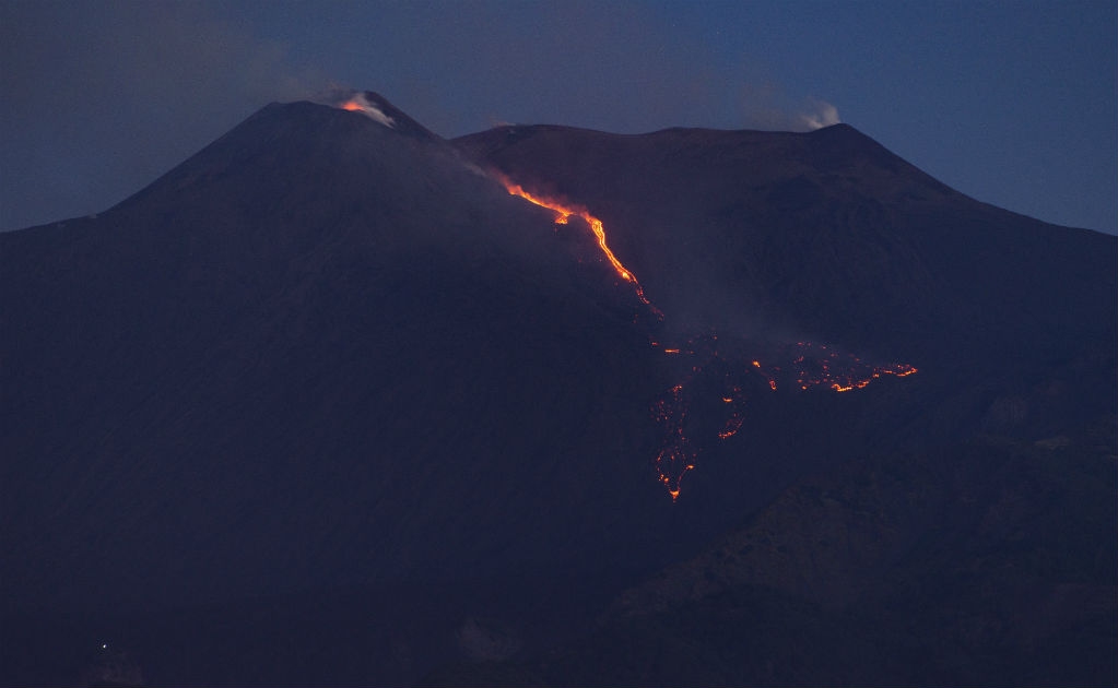 Volcán Etna entra de nuevo en erupción en Italia