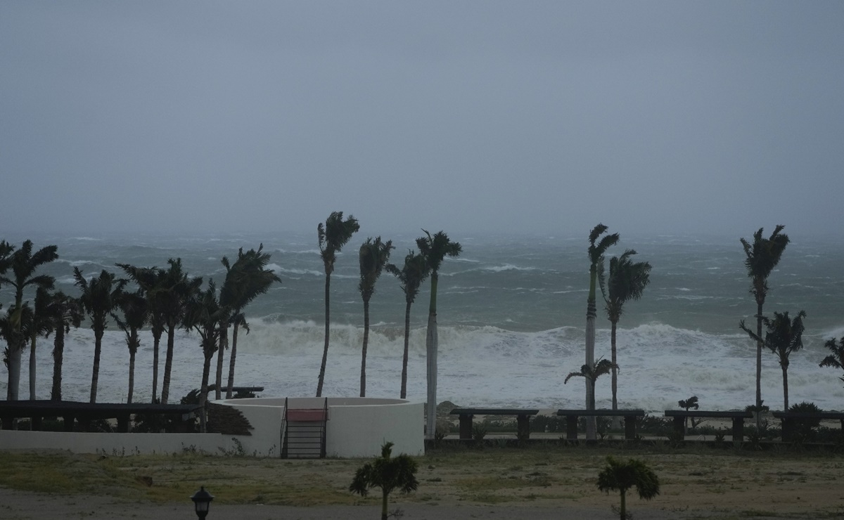 Instalan 143 albergues temporales ante impacto de huracán “Otis” en Guerrero