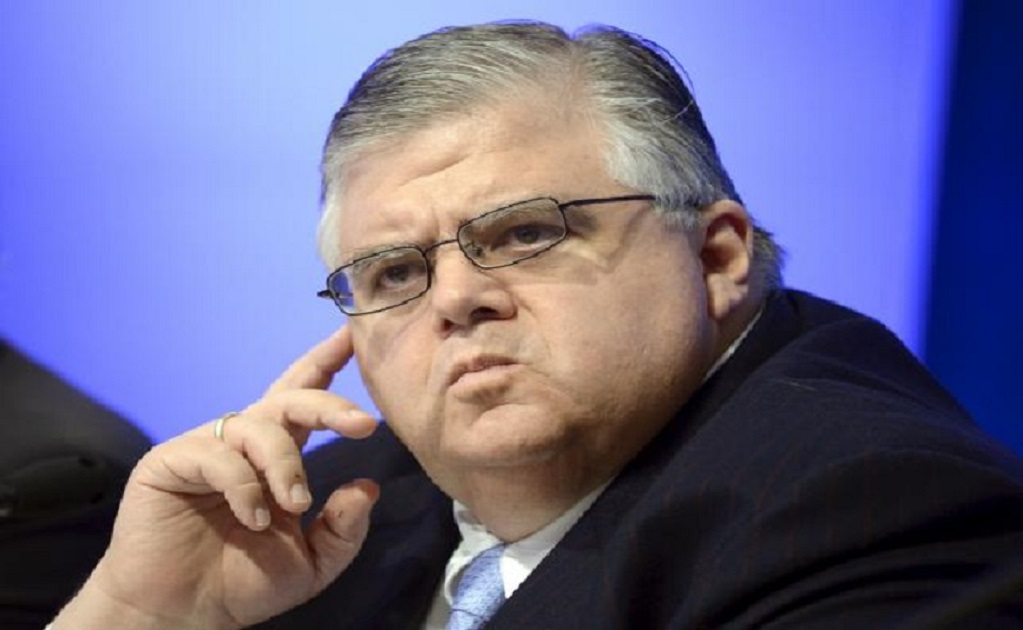 Important to keep selling dollars to help peso: Carstens