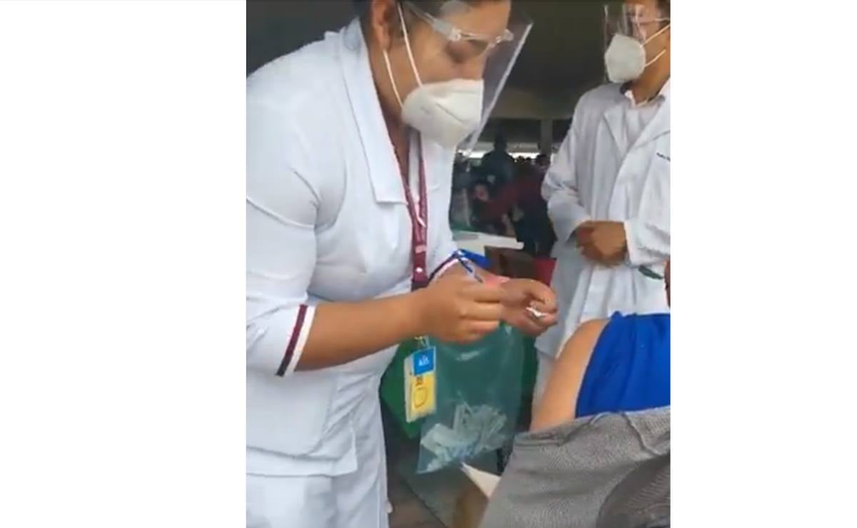 IMSS retira de vacunación a enfermera que fingió vacunar a adulto mayor en la GAM