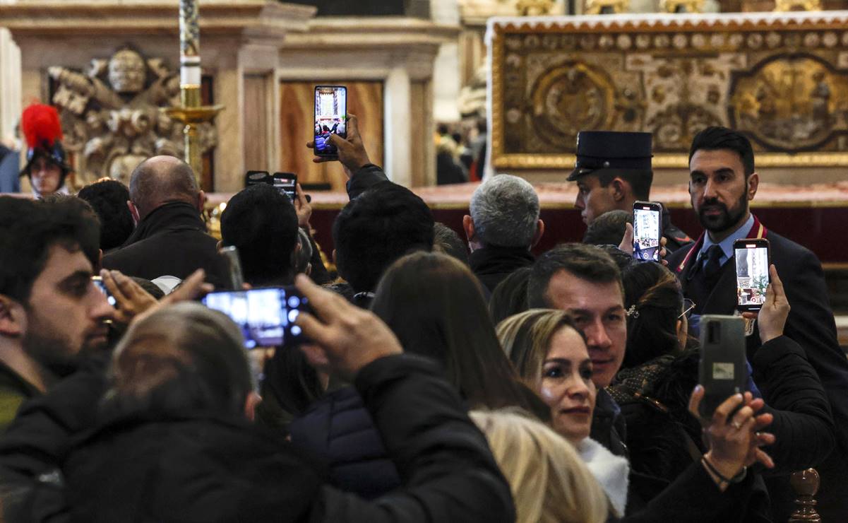 Último día de la capilla ardiente del papa emérito Benedicto XVI mientras preparan funeral