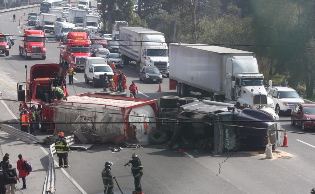 Captan volcadura de tráiler en la autopista México-Toluca; reportan lesionados