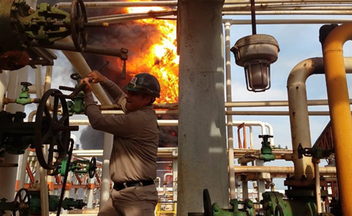 Identifican a trabajador de foto viral durante incendio en refinería