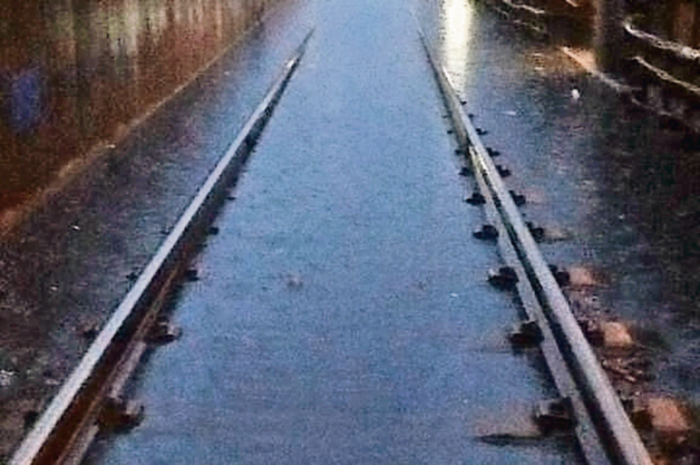 Se inundan vías del Metro de la Línea A por fuertes lluvias