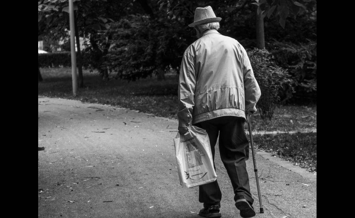 Conductor golpea a anciano tras pedirle que no se estacionara en la calle que estaba barriendo 