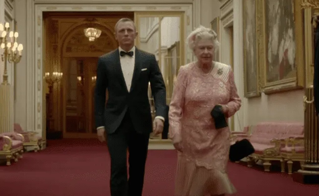 Isabel II, la reina que "llegó" en paracaídas al Estadio Olímpico con James Bond