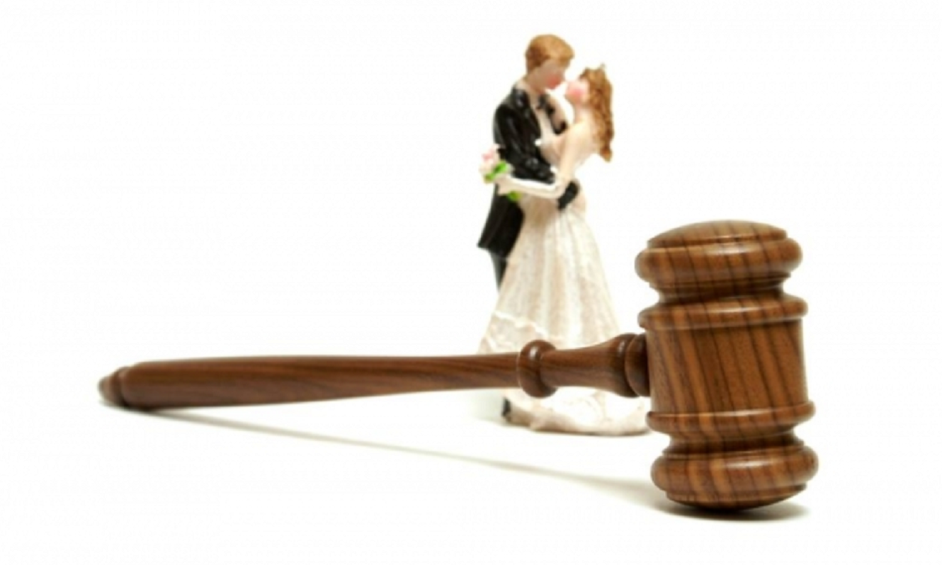 Disminuyen bodas y aumentan divorcios