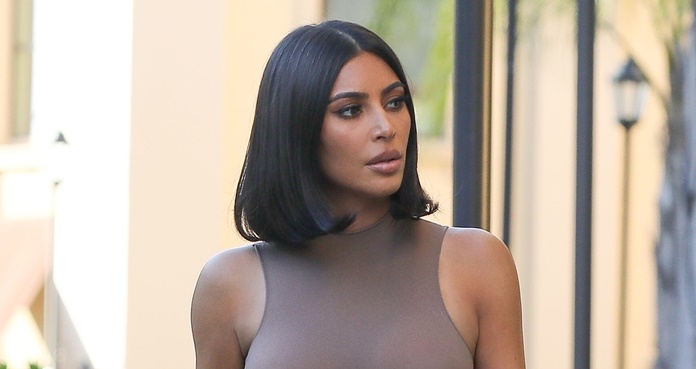 Kim Kardashian moldea su silueta con revelador top en Calabasas