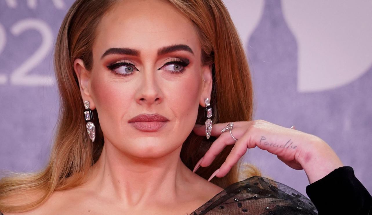 Adele desata rumores de compromiso con enorme anillo de diamantes en los Brit Awards 2022