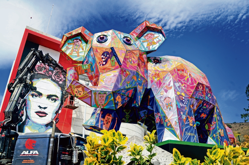 Frida Kahlo llega a Mexicable; Eruviel inaugura mural 