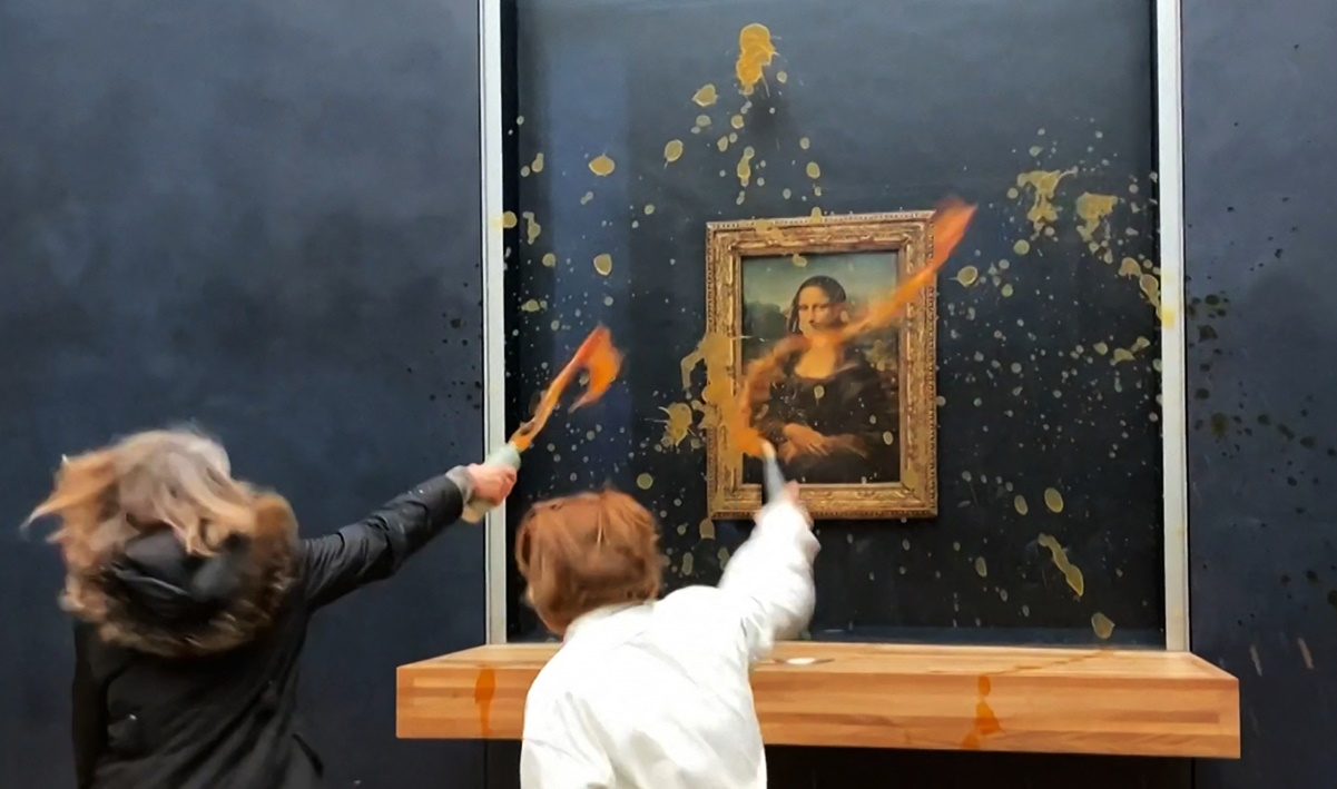 Activistas lanzan sopa al cristal que protege a la "Mona Lisa" en el Louvre 