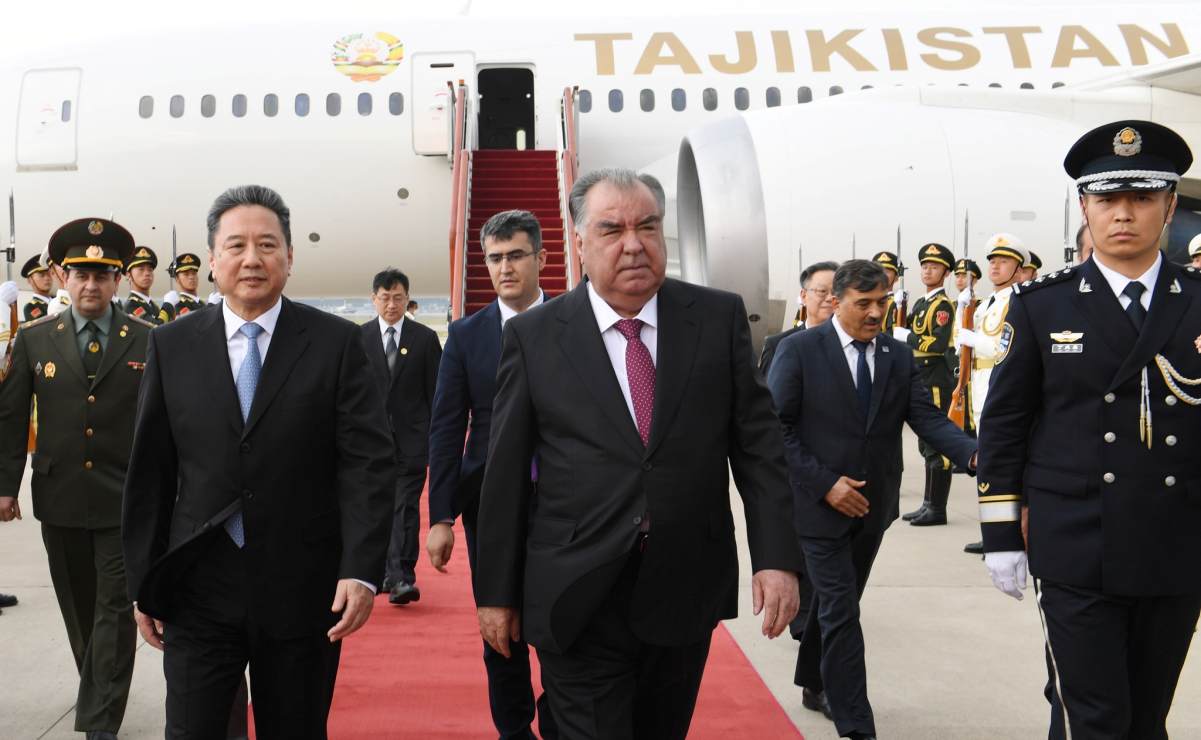 Presidente de Tayikistán estrena avión que compró a México con visita a China