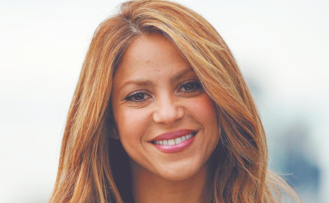 Shakira triunfa con minivestido rojo y sus hijos en los Premios Juventud 2023