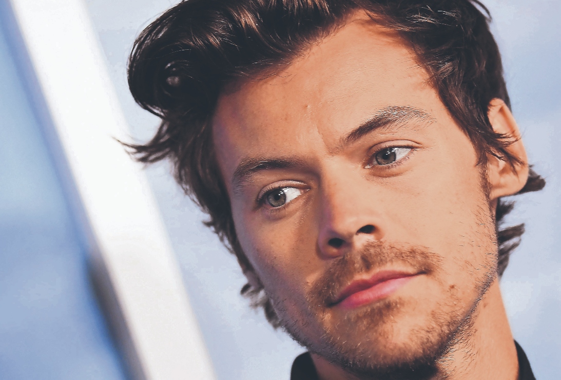 Harry Styles aparece con drástico cambio de look y genera reacciones de asombro