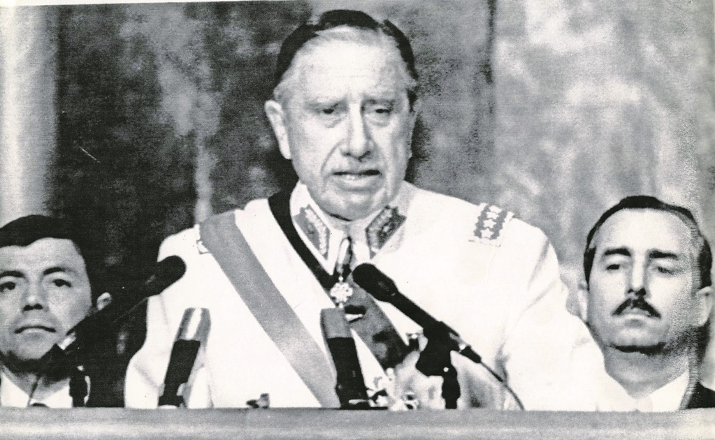España retira condecoración militar otorgada por Franco a Pinochet hace más de 40 años