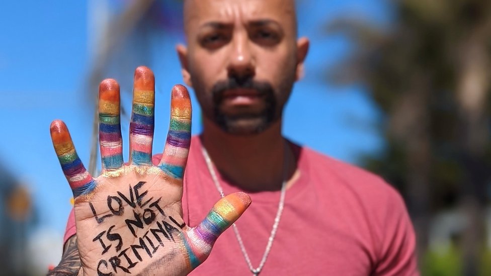 "Pensé que me matarían si alguien se enteraba de que soy gay": Nas Mohamed, el "primer qatarí en salir públicamente del clóset"