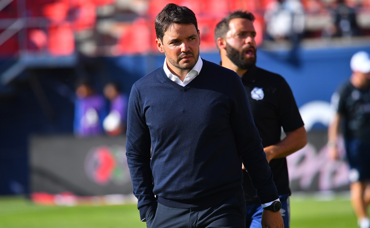 Nicolás Larcamón, amargado por la derrota del Puebla ante el Atlético de San Luis