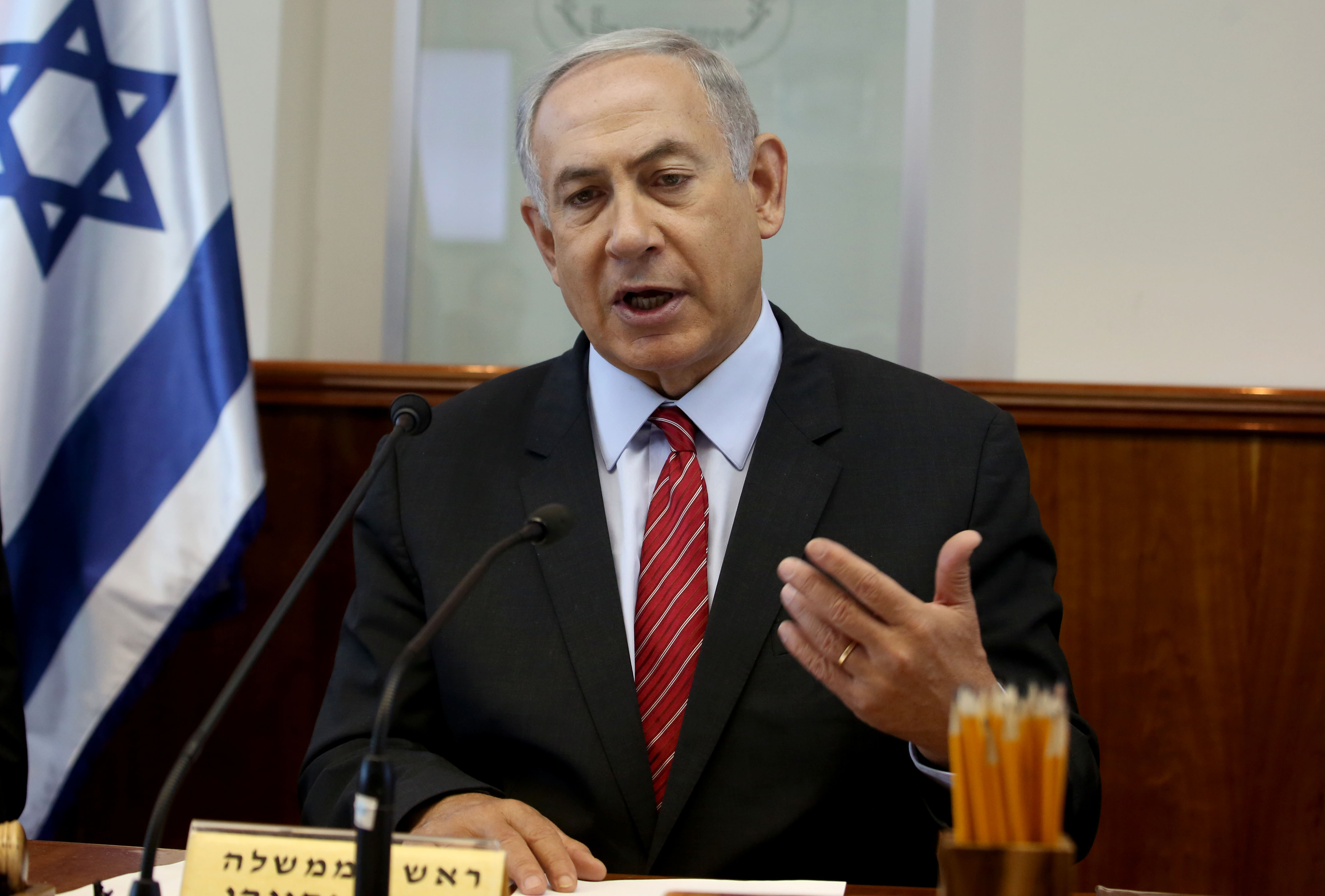 Netanyahu visita a ex presidente Shimon Peres en el hospital