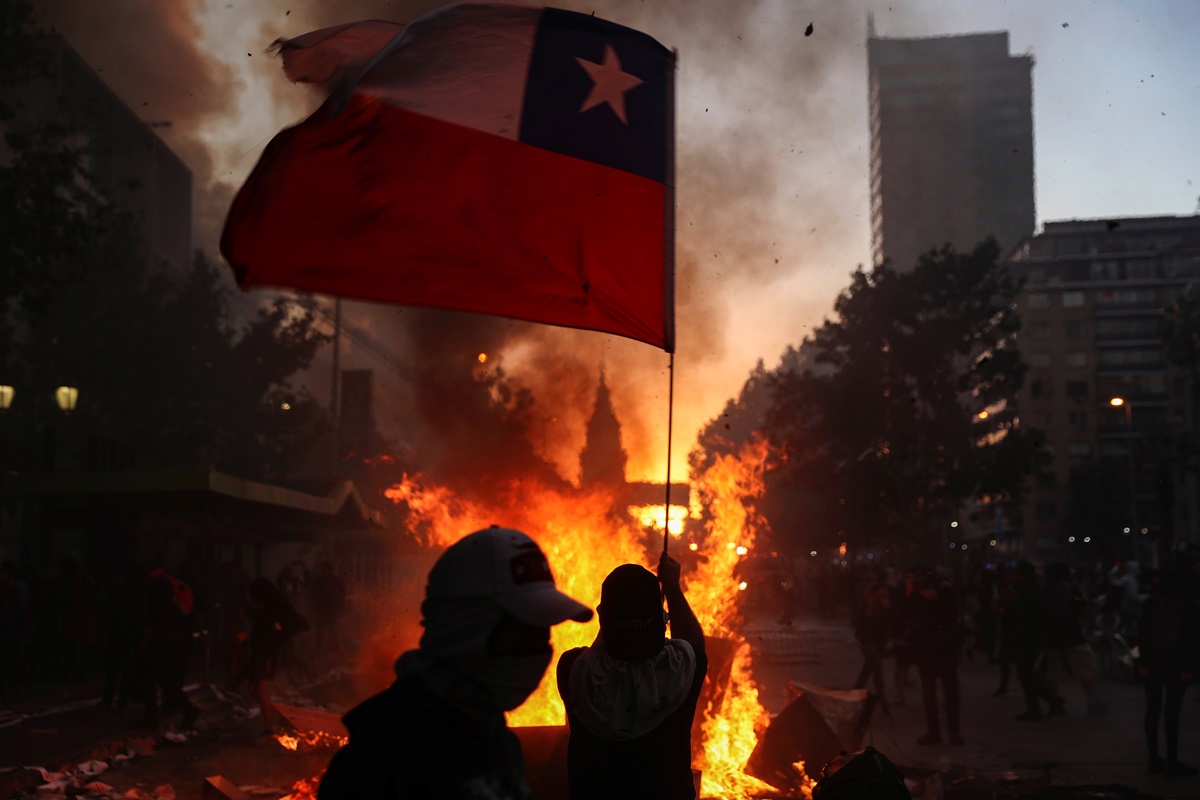 Terminan protestas en Chile con incendio en centro de Santiago