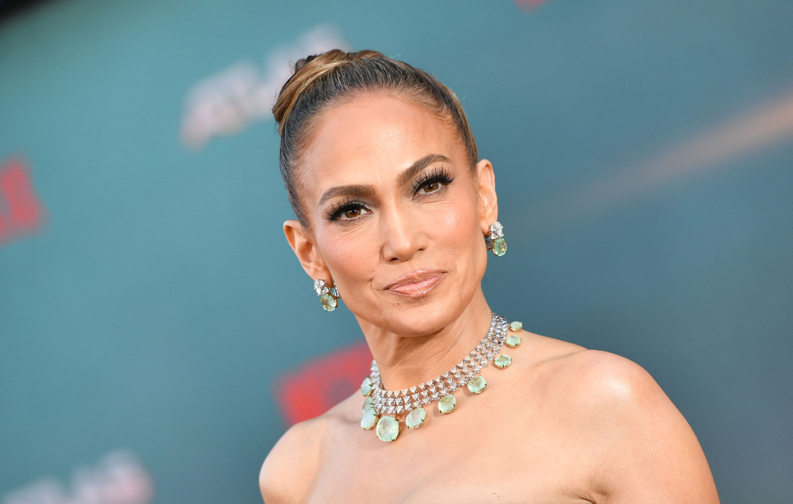 Jennifer Lopez presume sus curvas de infarto y figura atlética a los 54 años con vestido backless