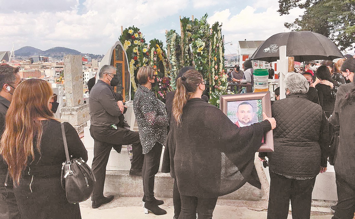 Entre aplausos y flores, despiden a policía asesinado en Edomex