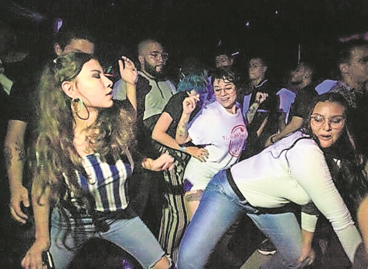 Crecen contagios de Covid en millennials por acudir a fiestas
