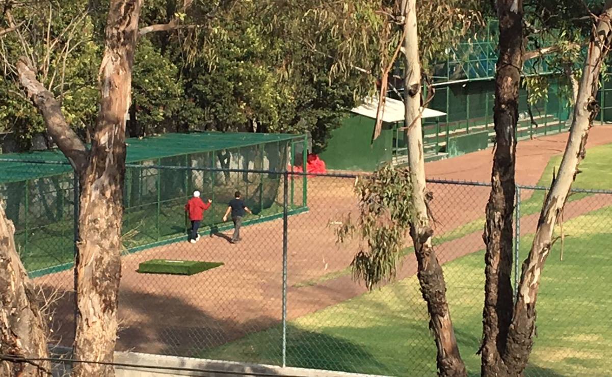 AMLO vuelve al campo de beisbol por tercer día consecutivo tras hospitalización