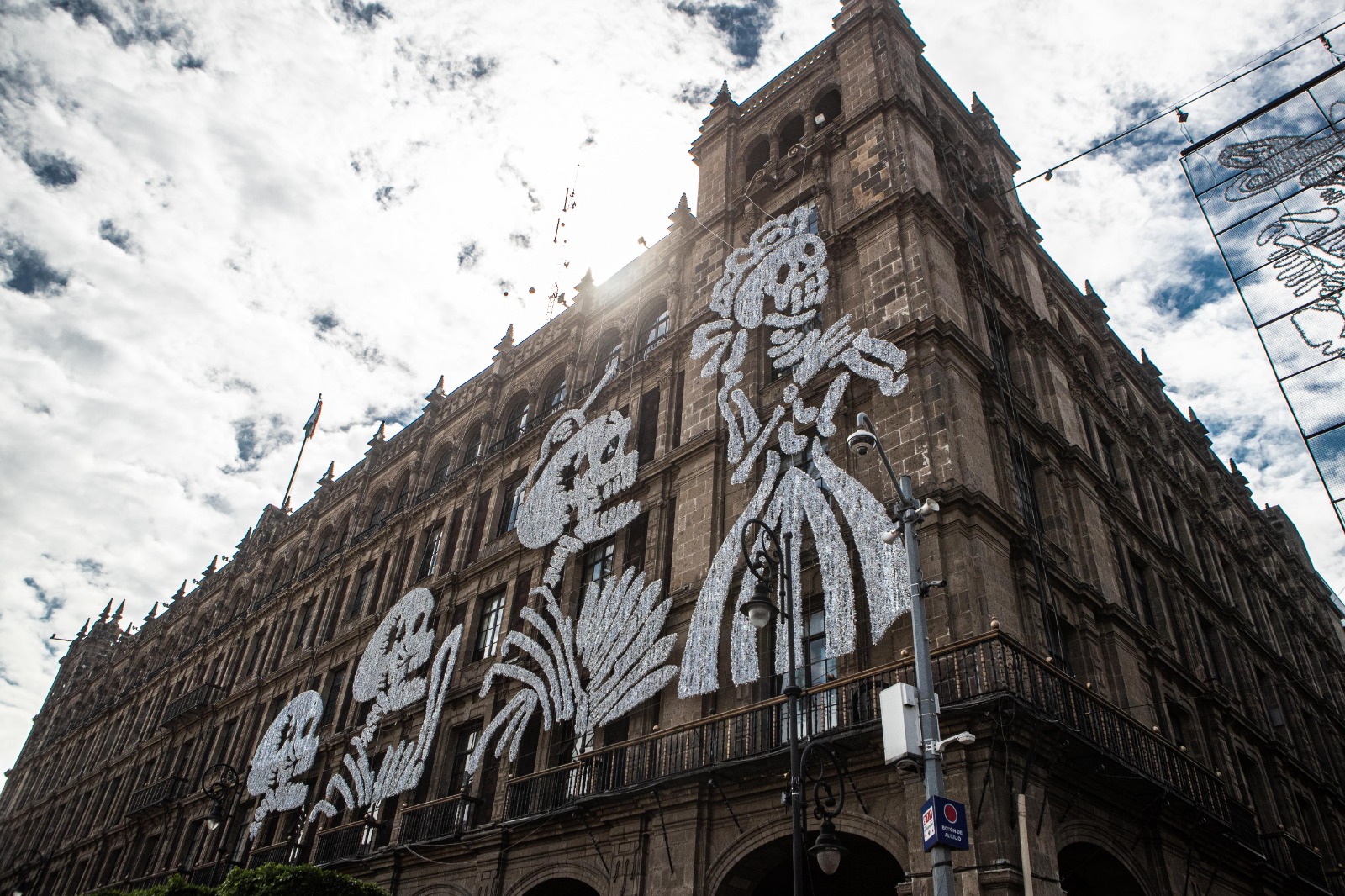 CDMX instala el alumbrado de Día de Muertos 2023 en el Zócalo