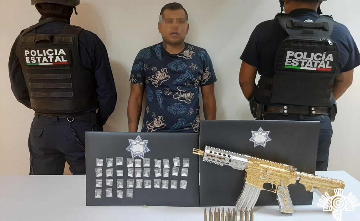 Detienen a hombre con rifle de asalto con incrustaciones de oro en Puebla