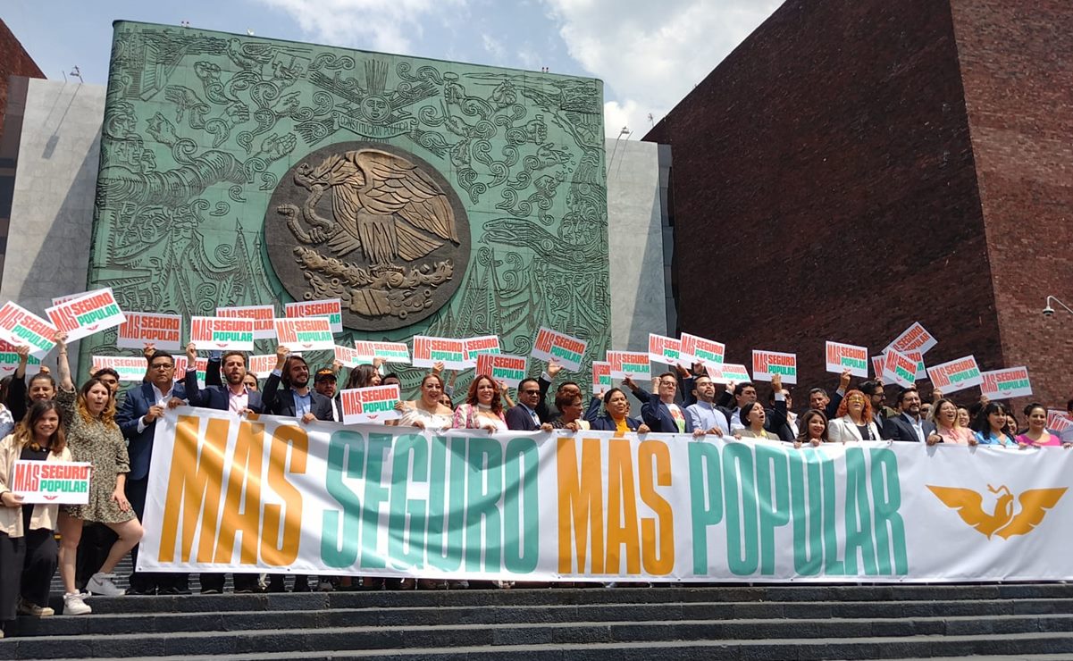 Con todo y manta frente a San Lázaro, Movimiento Ciudadano propone "revivir" el Seguro Popular