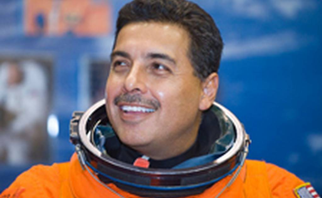 Distinguen con estatua al astronauta José Hernández