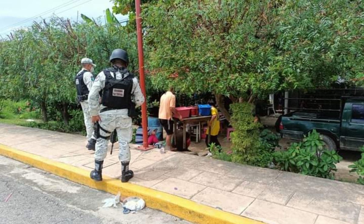 Con apoyo de la GN, retiran a nuevos comerciantes de campamento de migrantes en Tapanatepec, Oaxaca