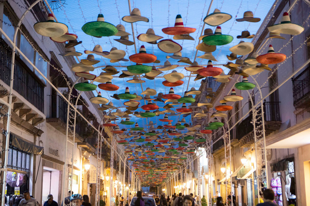 Llega el colorido de las fiestas patrias al Centro Histórico