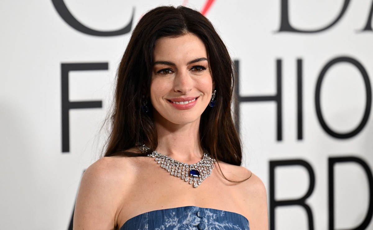 Anne Hathaway se luce etérea con vestido de mezclilla al estilo Britney Spears