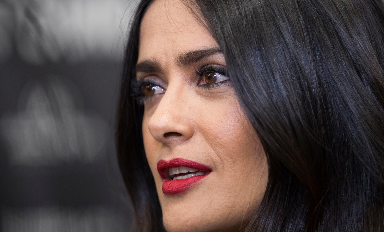 Salma Hayek envía buenos deseos para la reina Isabel II, contagiada de Covid-19