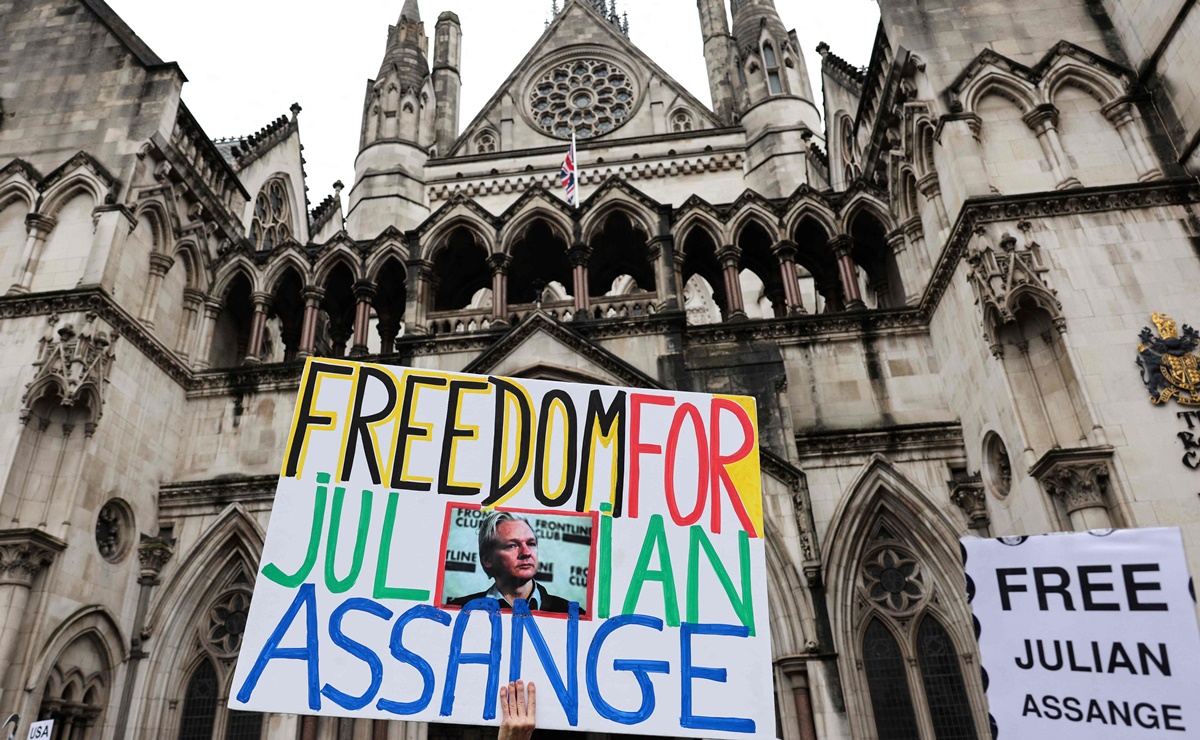 Ecuador: Cuando Scotland Yard entró a embajada ecuatoriana en Londres por caso Assange, pero con autorización