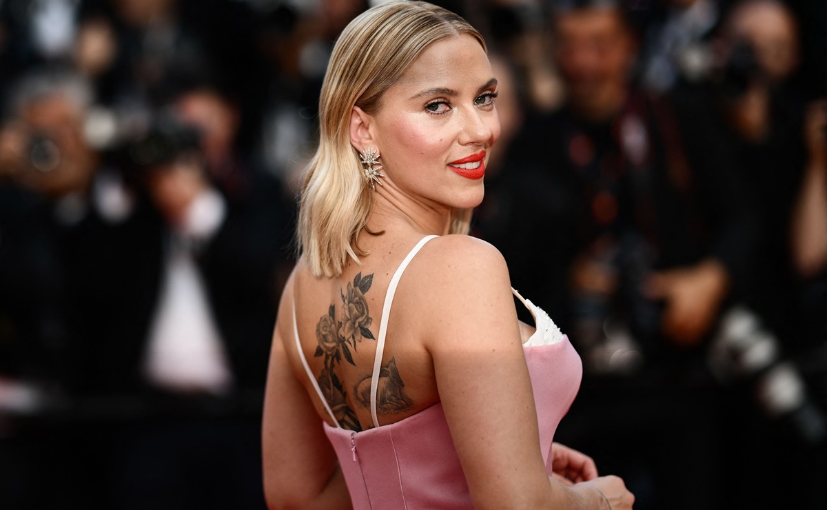 Scarlett Johansson se roba todas las miradas con vestido rosa tipo ‘Barbie’ en Cannes