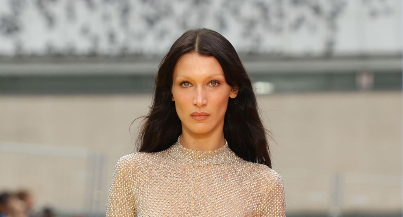 Bella Hadid cautiva con un atuendo transparente de Stella McCartney