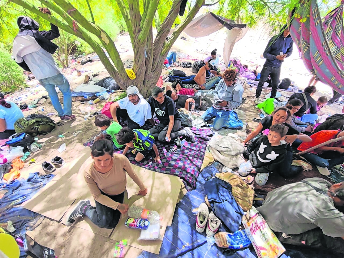 Migrantes se quedan expuestos a la ola de calor en Juárez 