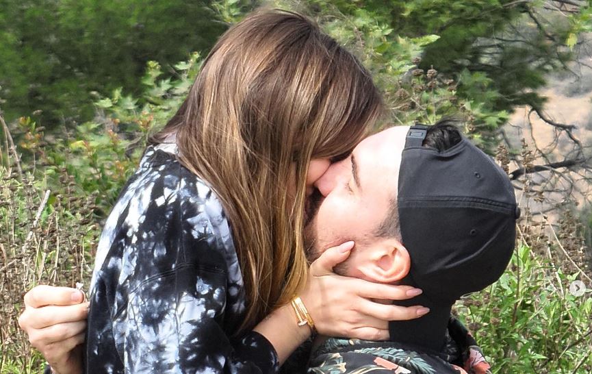 Sofía Castro presume  fotos del momento en que Pablo Bernot le propuso matrimonio