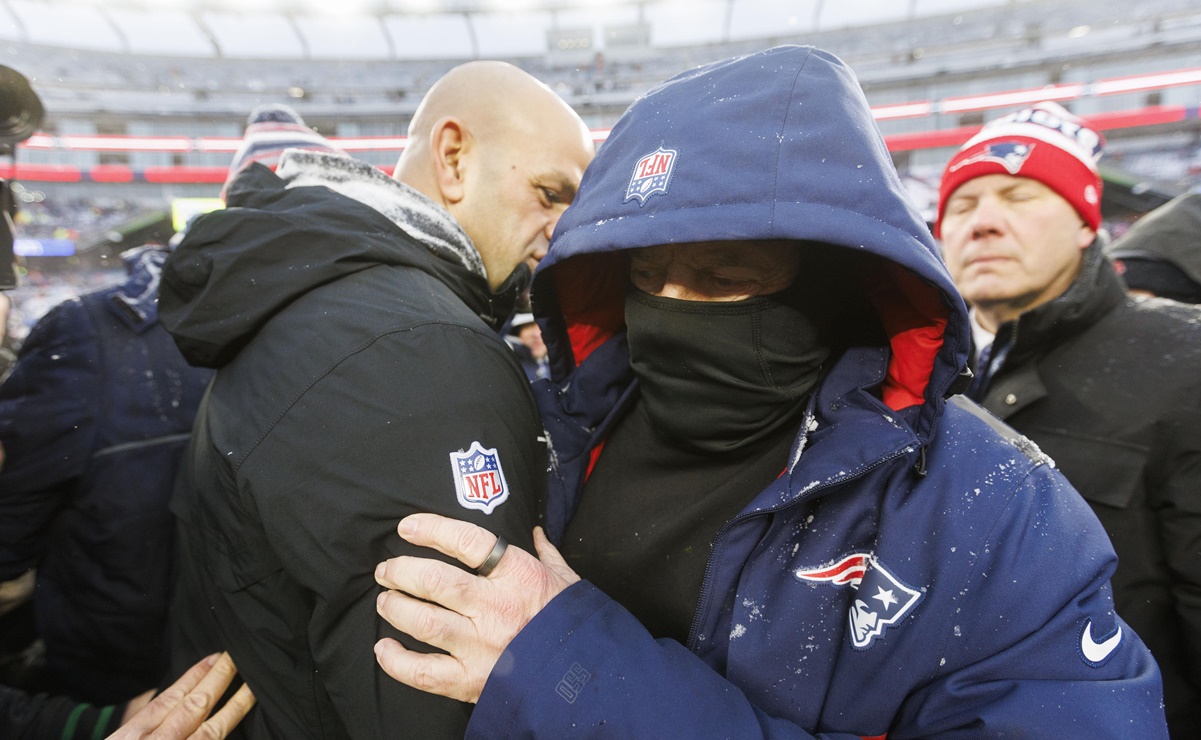 Bill Belichick se marcha con la cara tapada en el que sería su último juego con los Patriotas